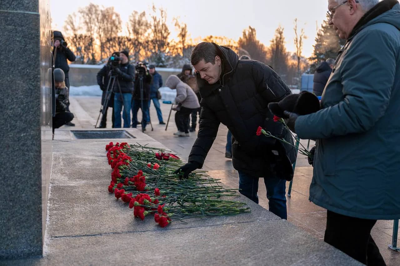 Дмитрий Артюхов возложил цветы на Пискаревском кладбище