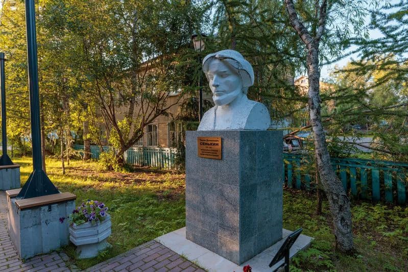 Бюст Тихону Сенькину в Салехарде