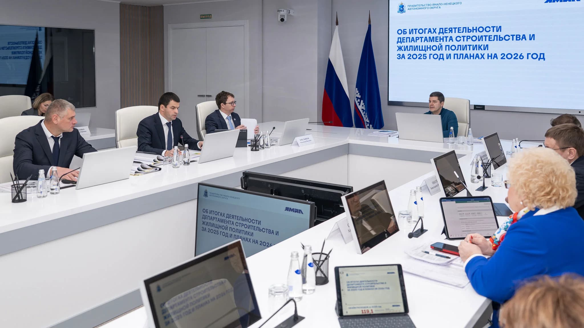 Дмитрий Артюхов заслушал доклад Сергея Власенко о перспективах строительной отрасли