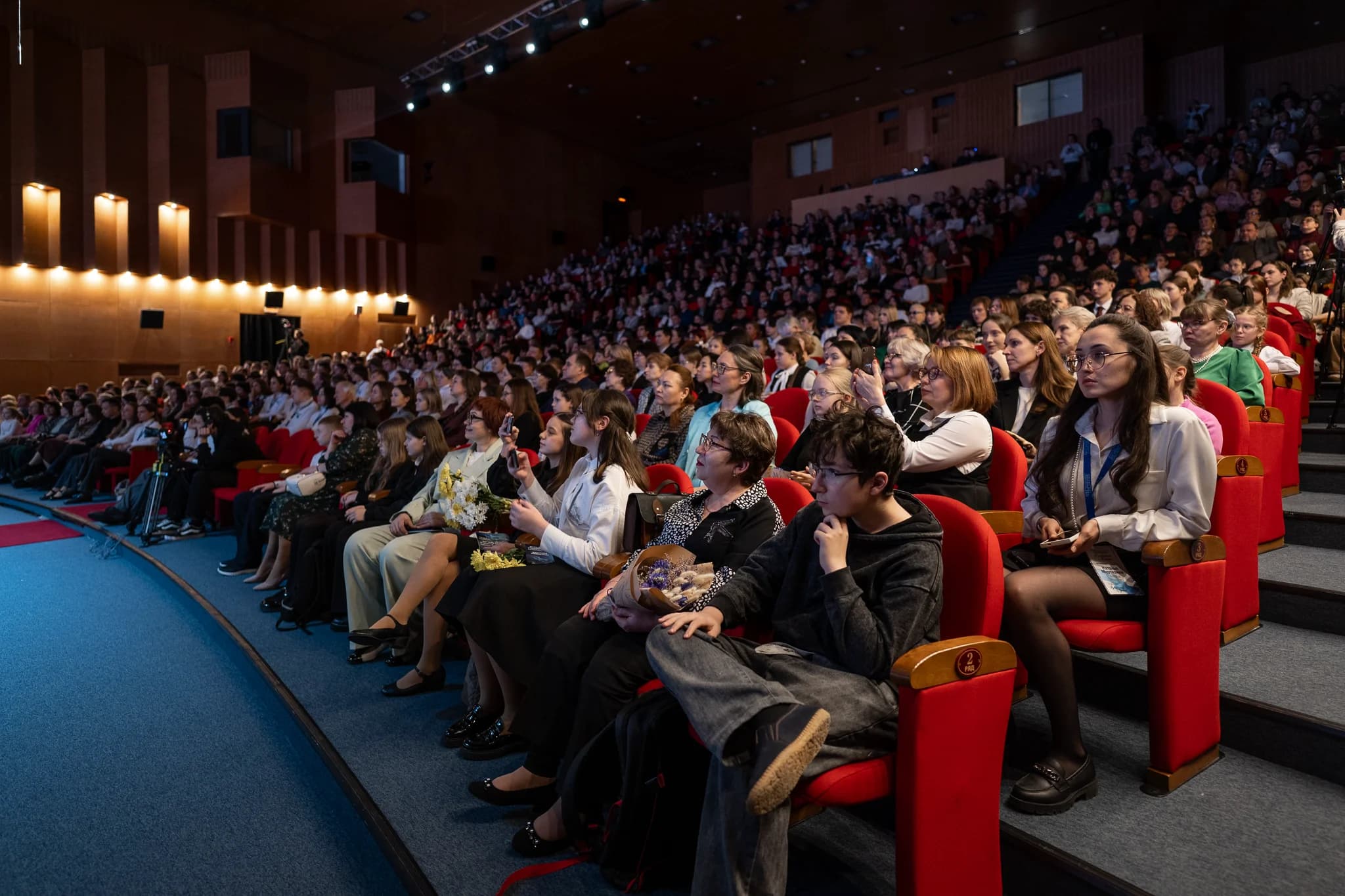 Сотни зрителей пришли в Ямальскую филармонию