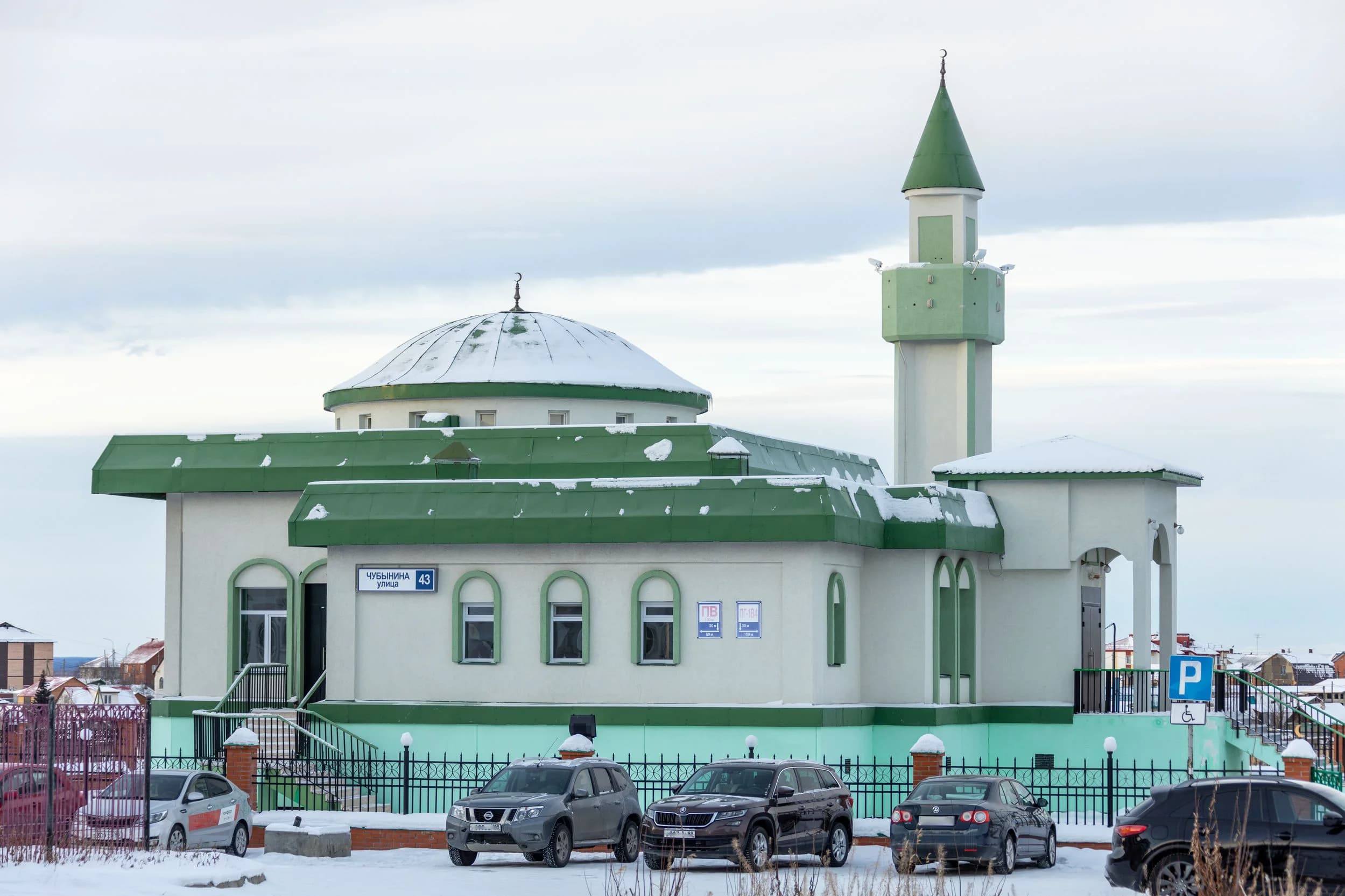 Отличительной особенностью служит минарет квадратной формы