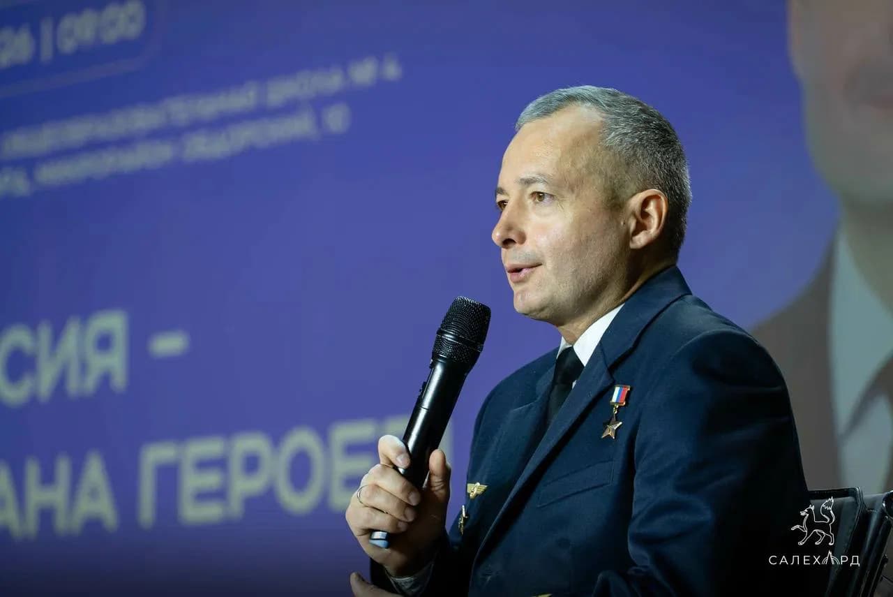 Герой России Дамир Юсупов выступил в школах Салехарда
