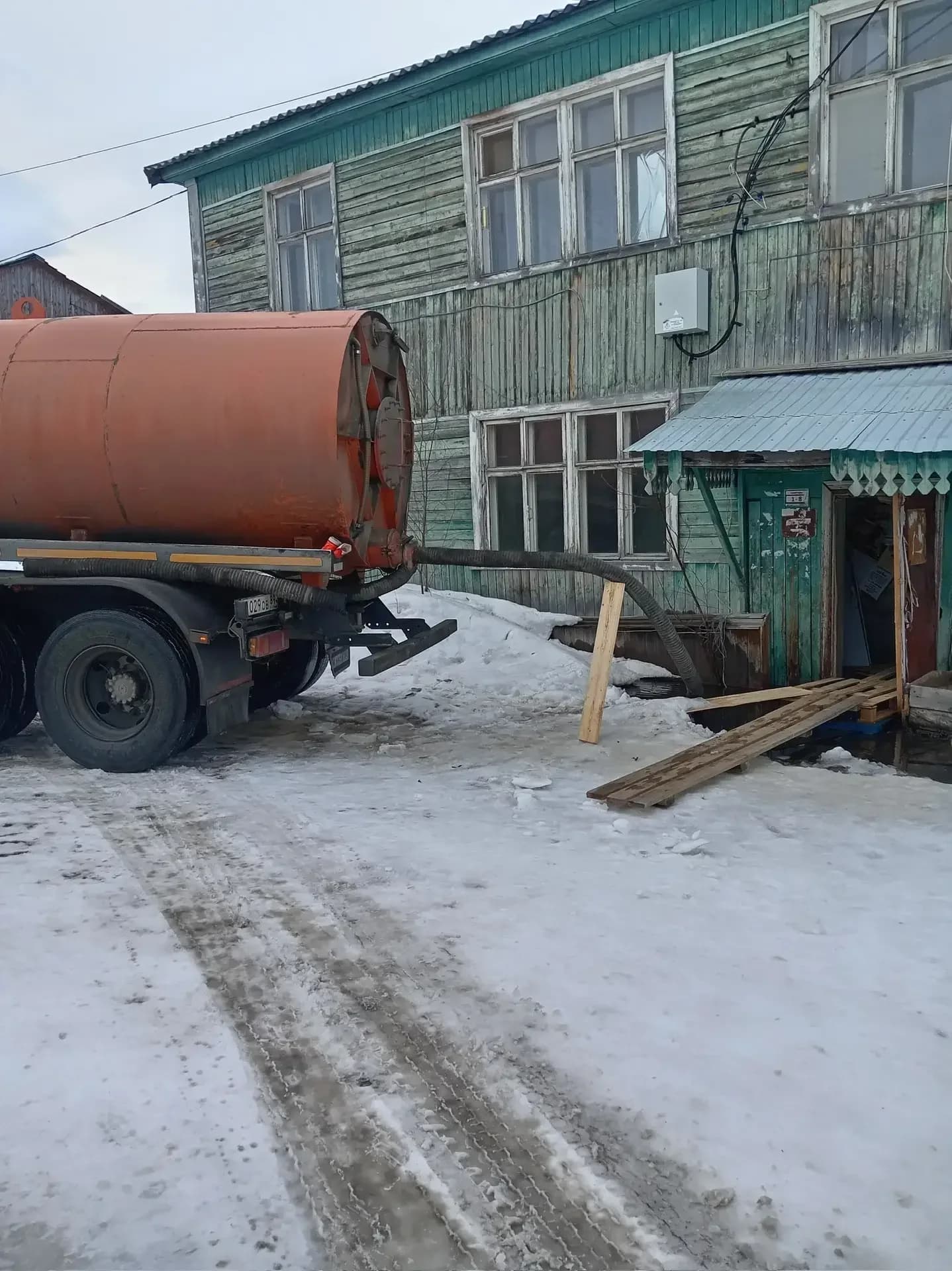 Дом в Салехарде подтапливает вода