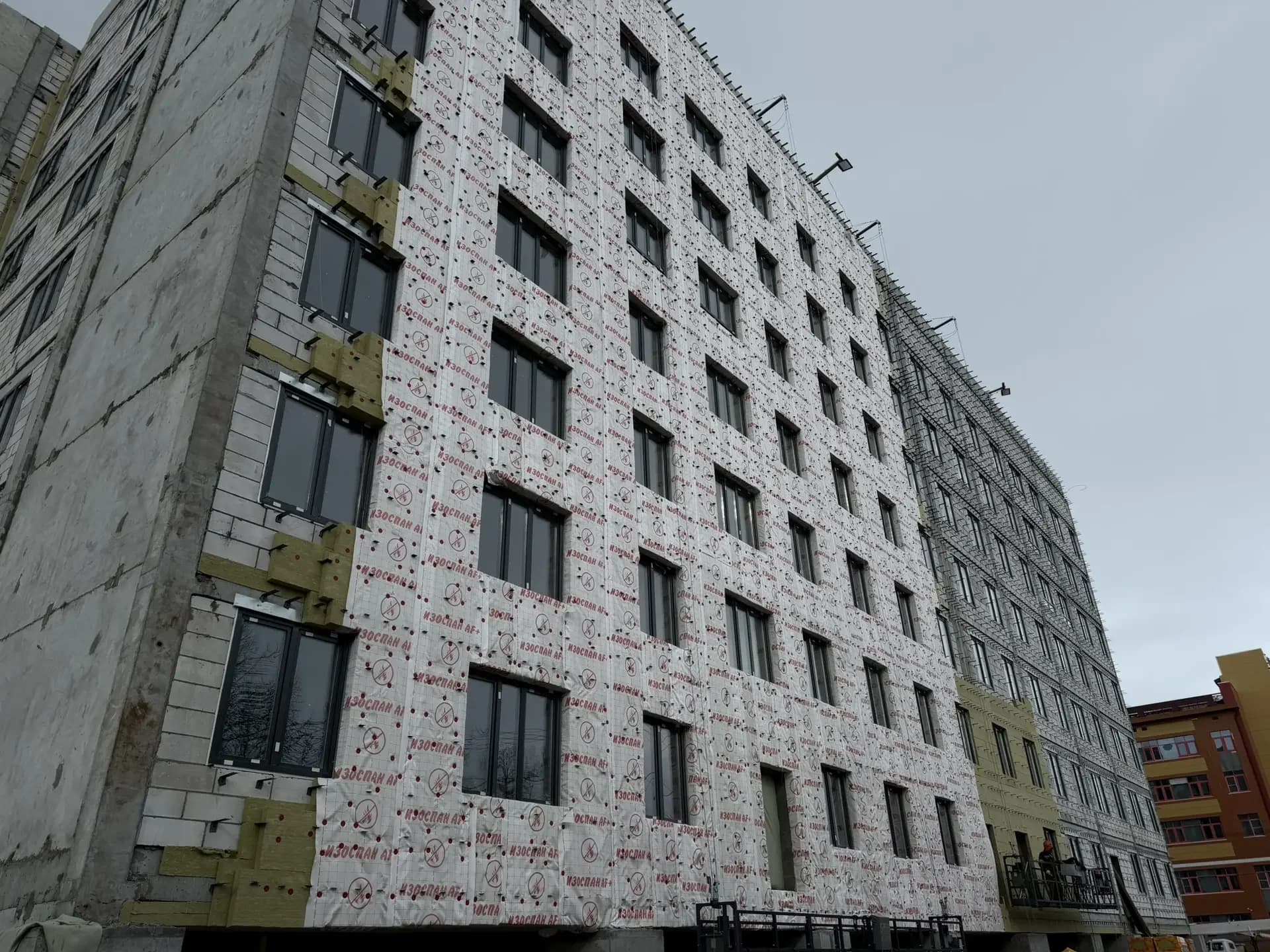 В доме по Ямальской утеплят фасад