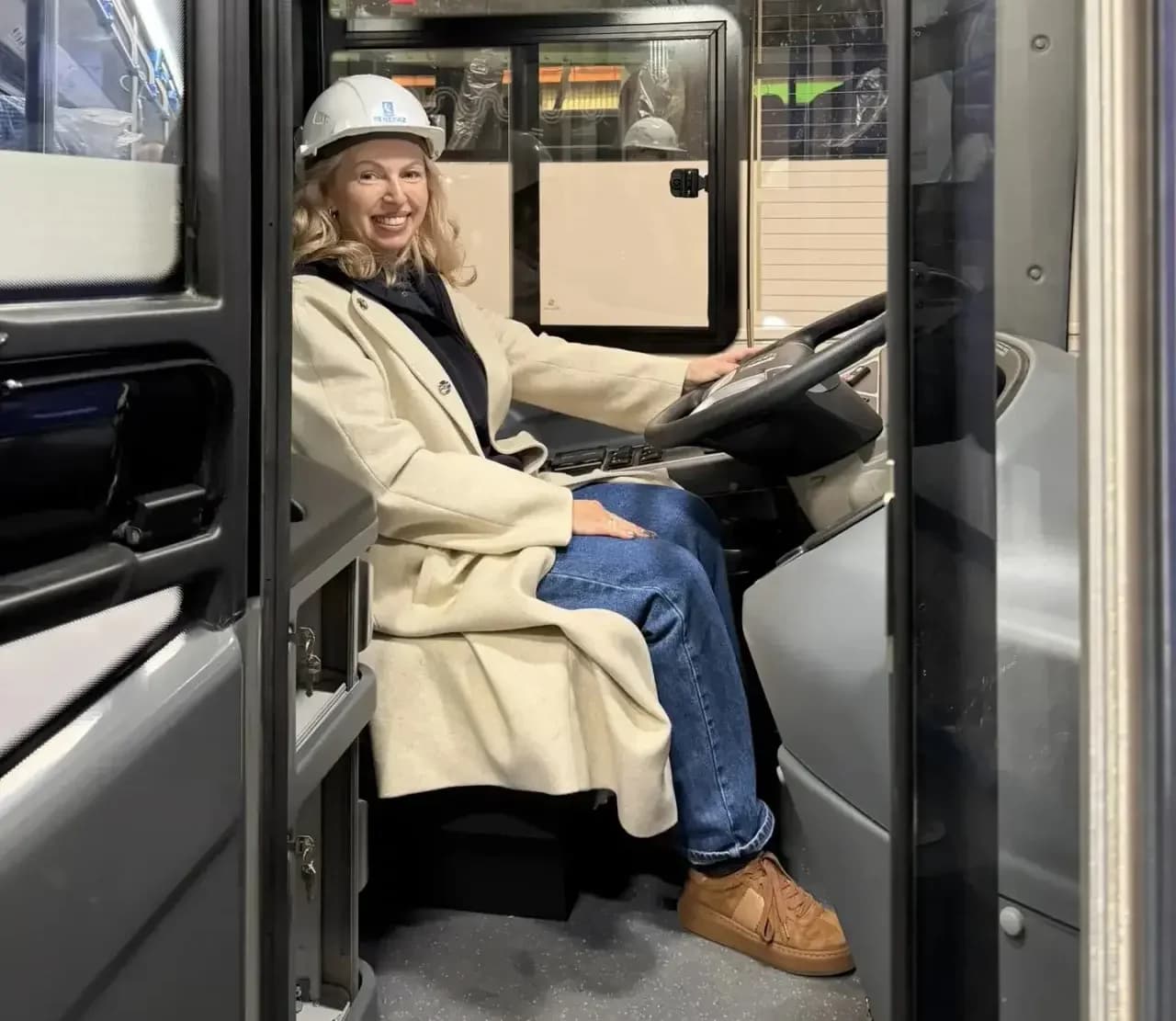 Светлана Гиллих в кабине электробуса
