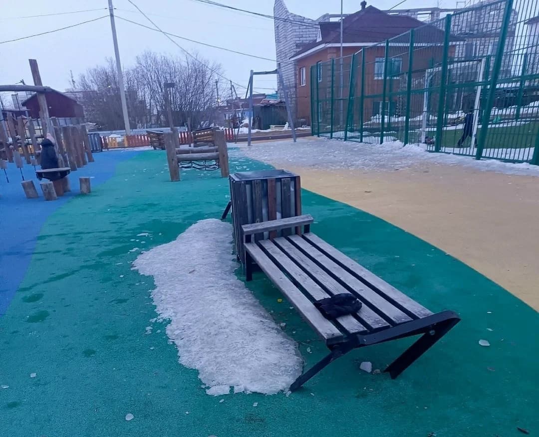 В Салехарде повредили детскую площадку на Маяковского
