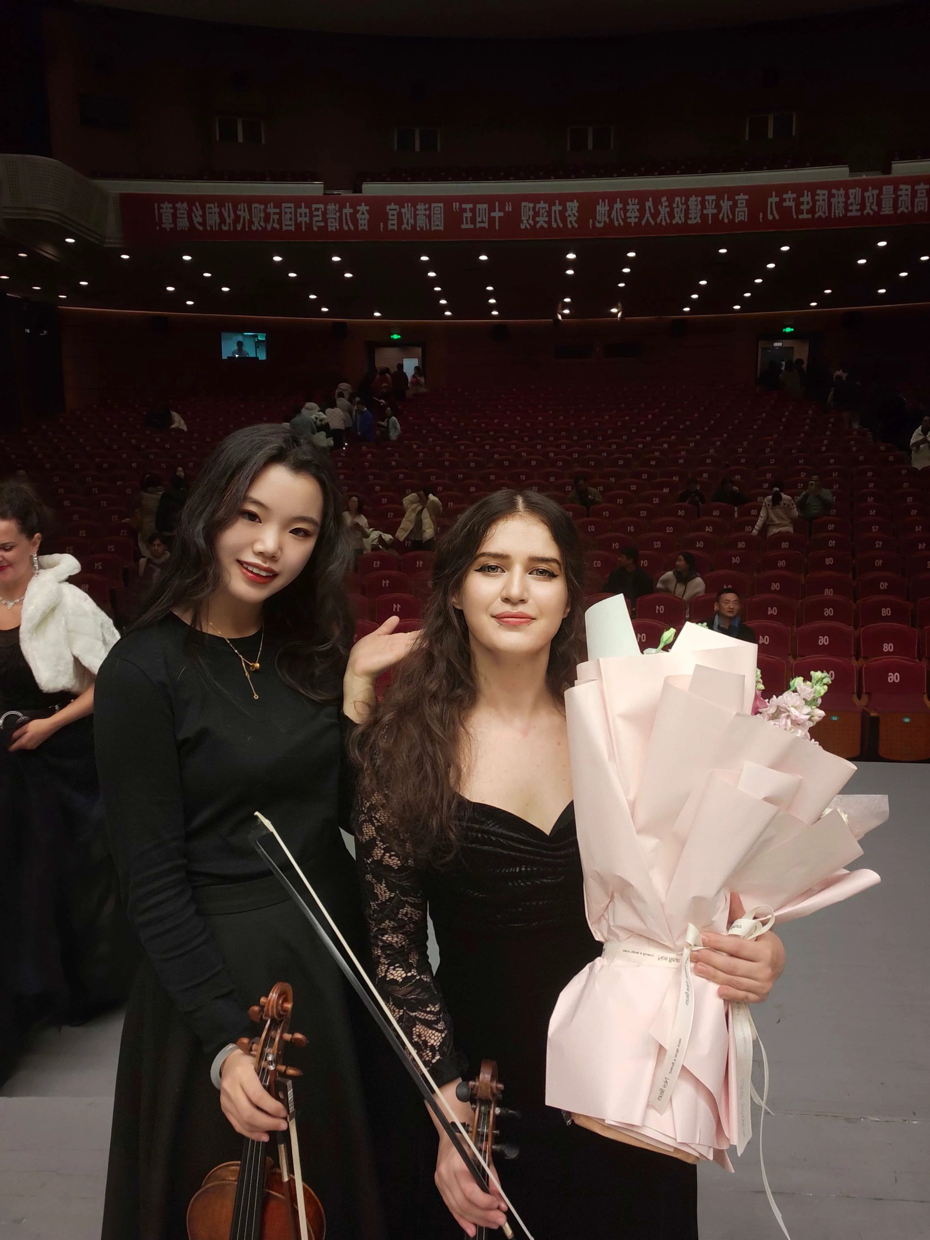София Галиева (справа) на сцене в Китае