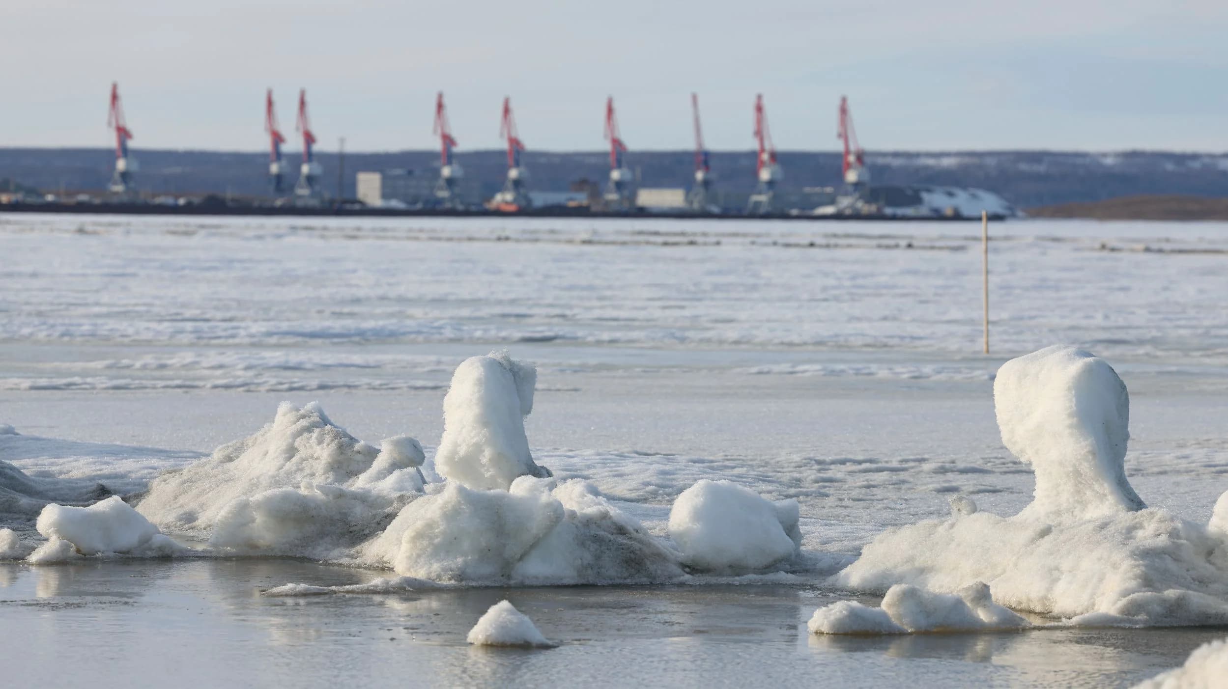 Тающий снег на переправе через Обь