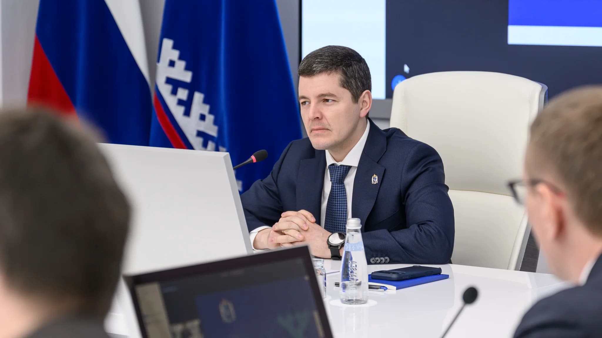 Дмитрий Артюхов выслушал глав департаментов по теме ИИ