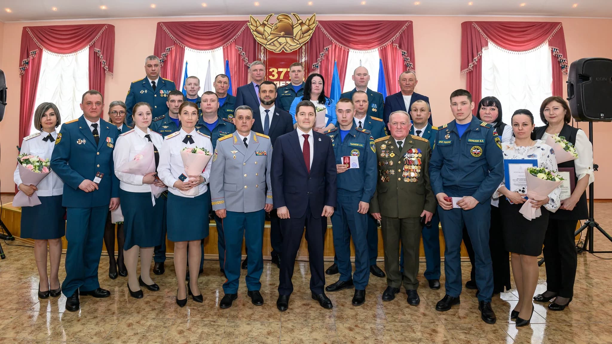 Дмитрий Артюхов поздравил сотрудников МЧС