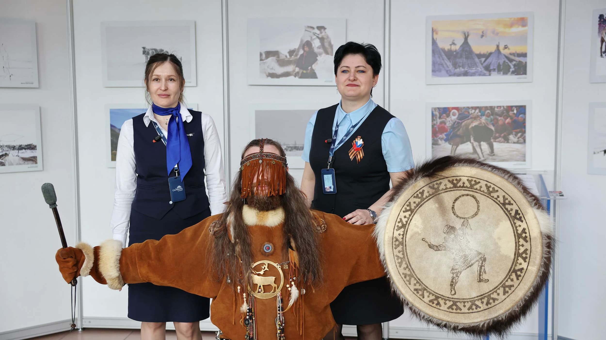 Сотрудники авиакомпании и шаман