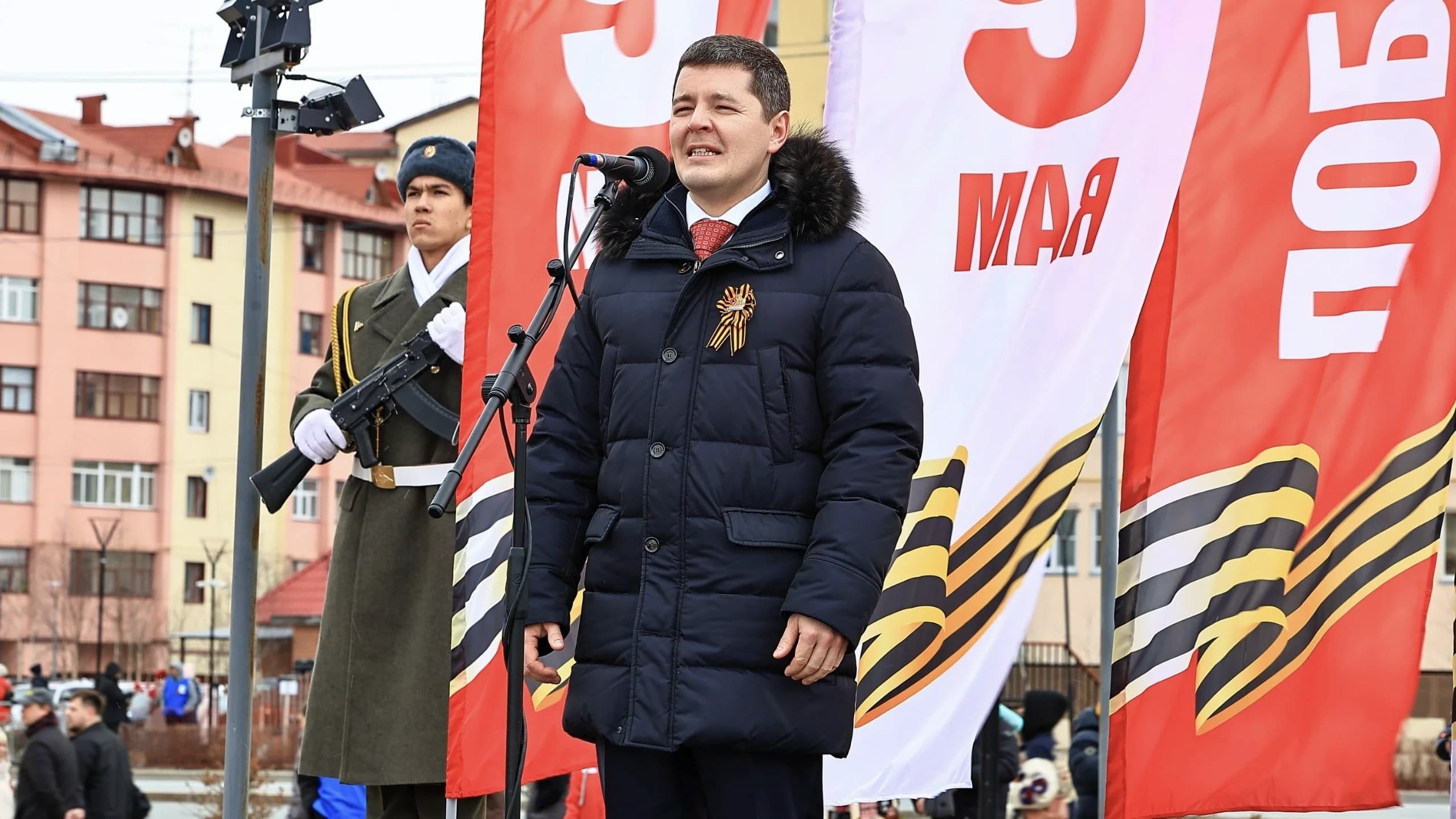 Дмитрий Артюхов на церемонии поднятия Знамени Победы