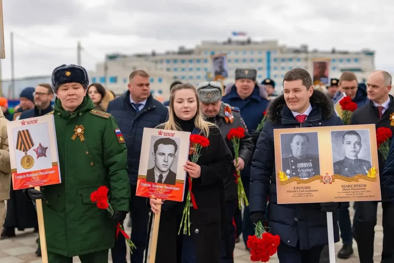 Супруги Пуйко (слева) и Дмитрий Артюхов (справа) в колонне Бессмертного полка