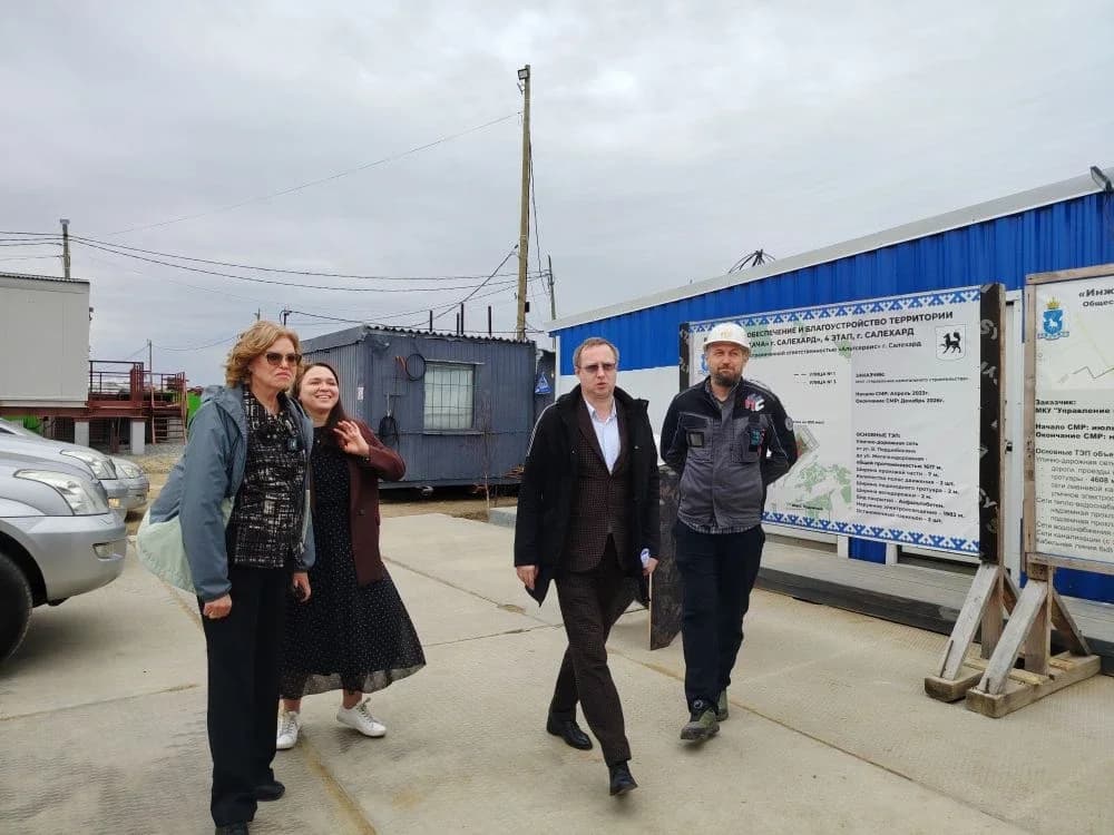 Ирина Соколова и Анастасия Казанцева на осмотре строек Салехарда