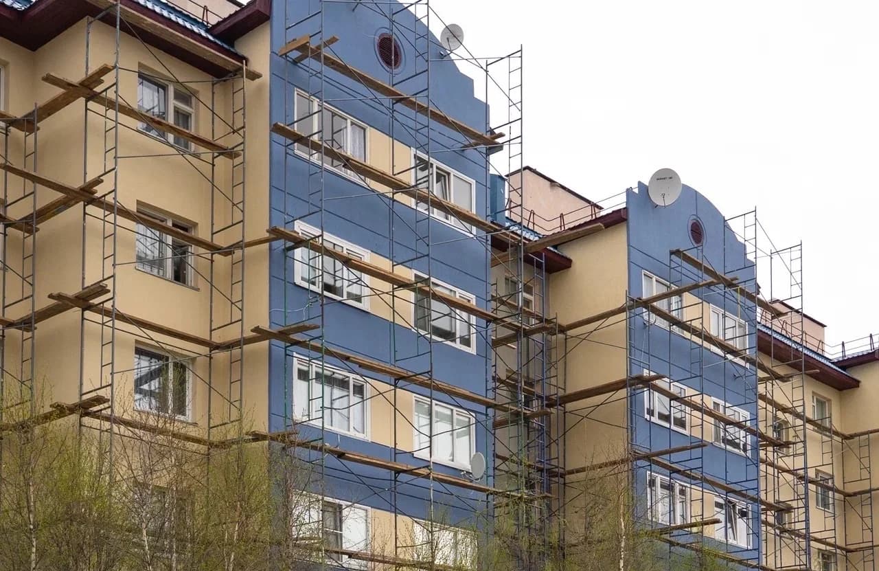 Ремонт фасада на Гаврюшина, 13 завершат осенью