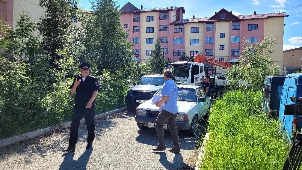 Сотрудники ГАИ освобождают парковку