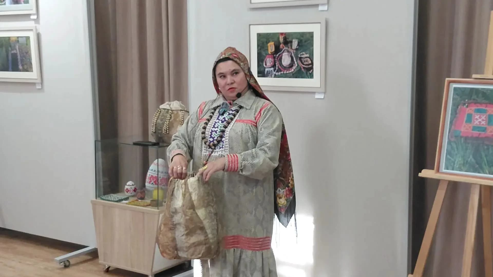 Галина Григорьевна Лобанова с сумкой из налима