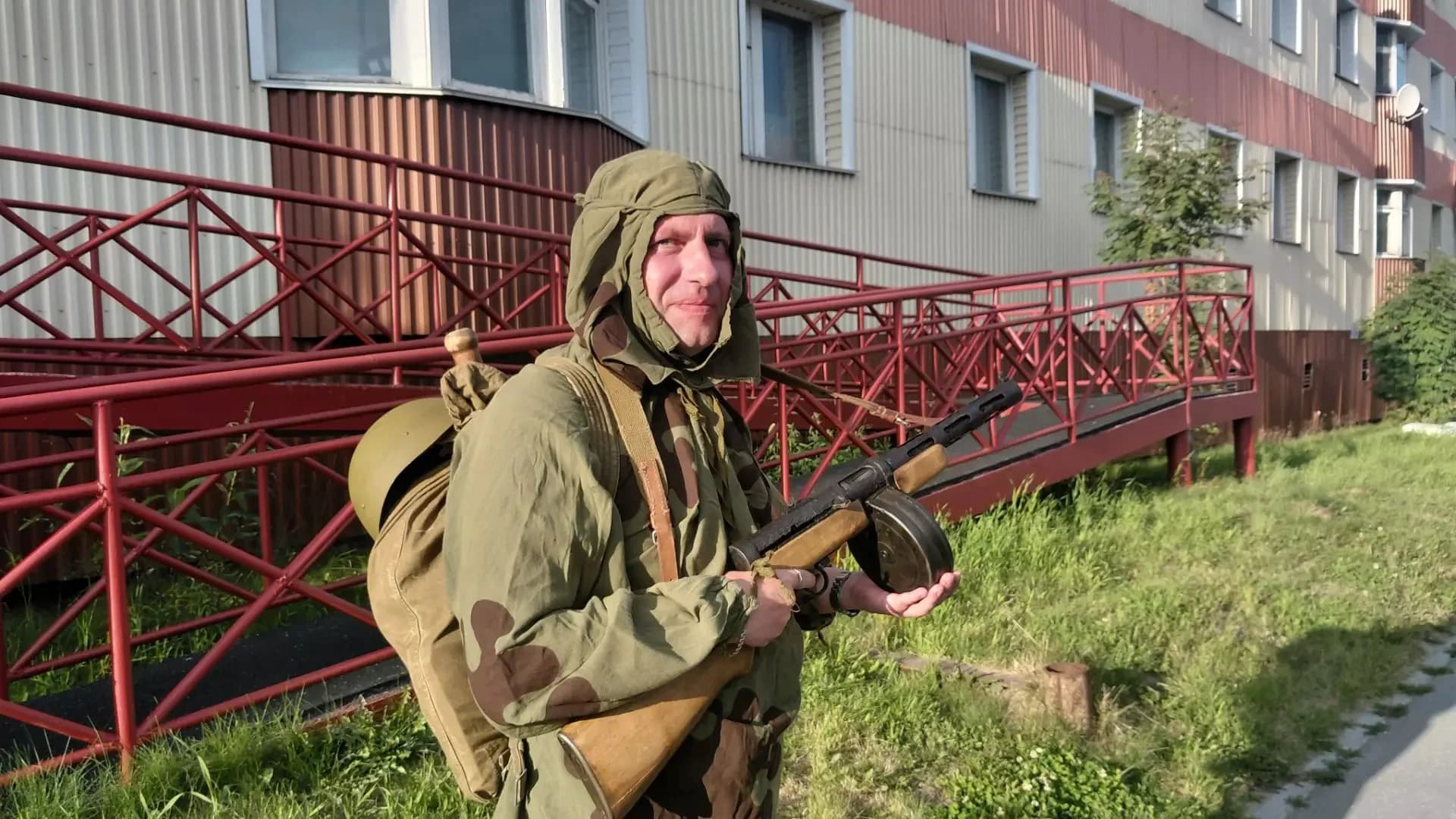 Автор статьи в костюме разведчика