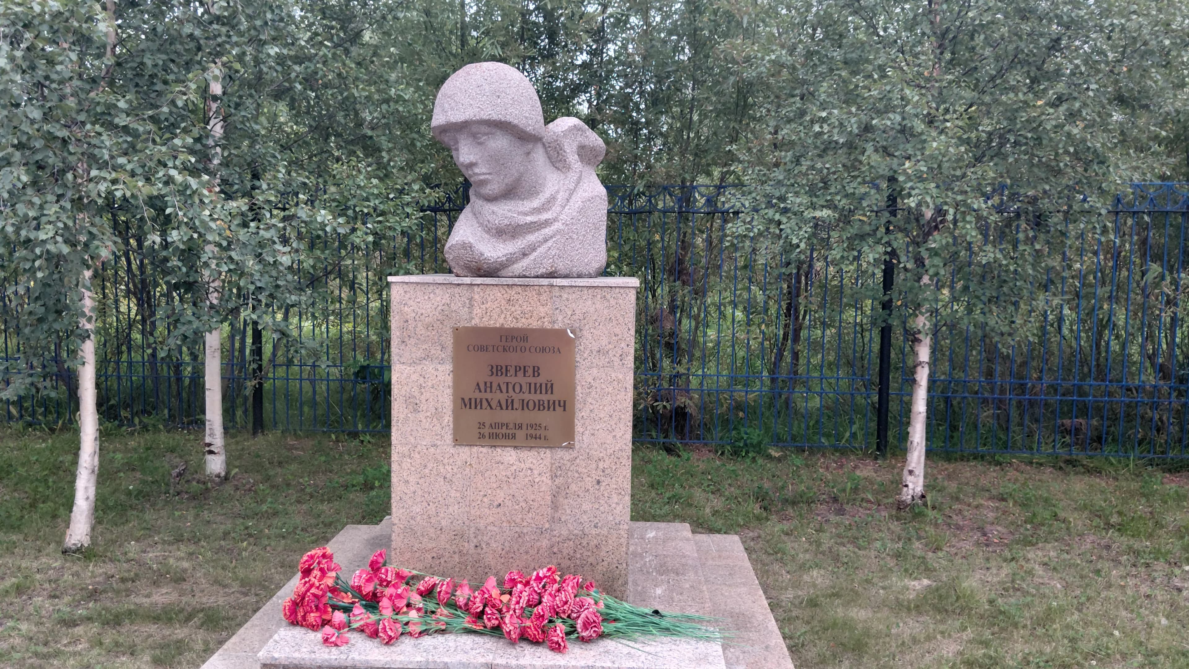 Бюст Анатолия Зверева в ЯМК в Салехарде