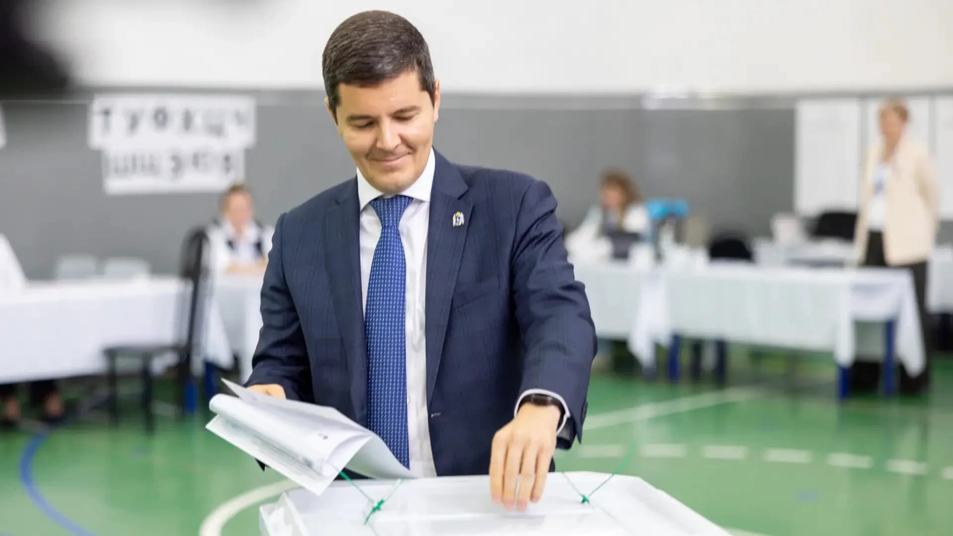 Дмитрий Артюхов на участке для голосования