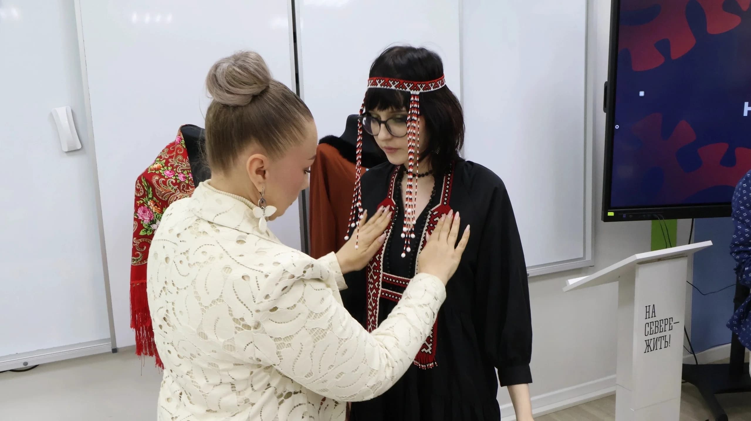 Марина Кузьменкова демонстрирует традиционный орнамент на современной одежде
