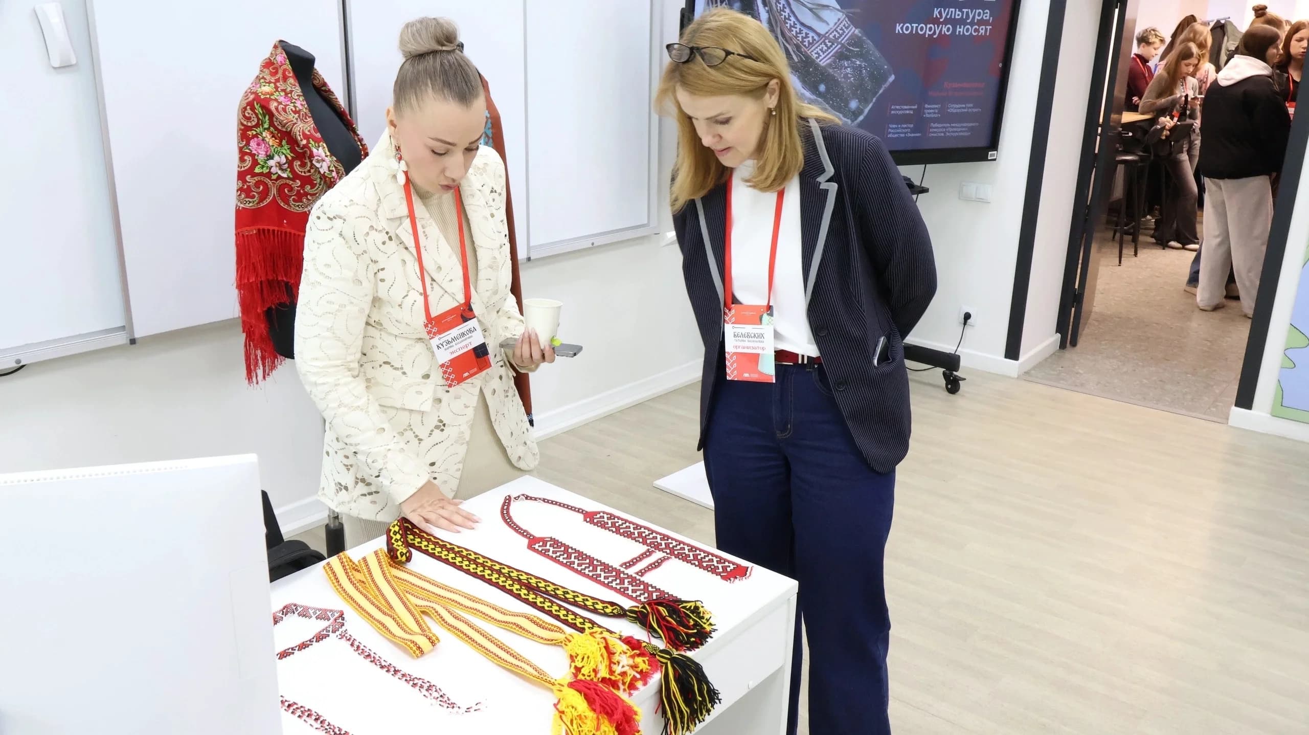 Марина рассказывает о традиционном орнаменте