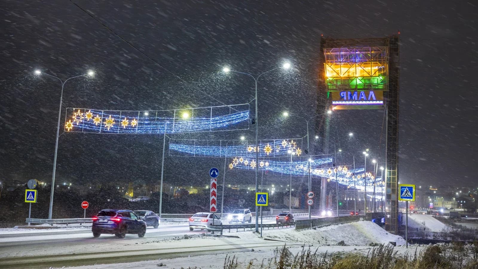 В Салехарде на улице Матросова установили новые световые консоли