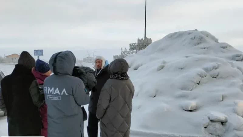 В Салехарде уберут кучу снега на парковке для ветерана СВО