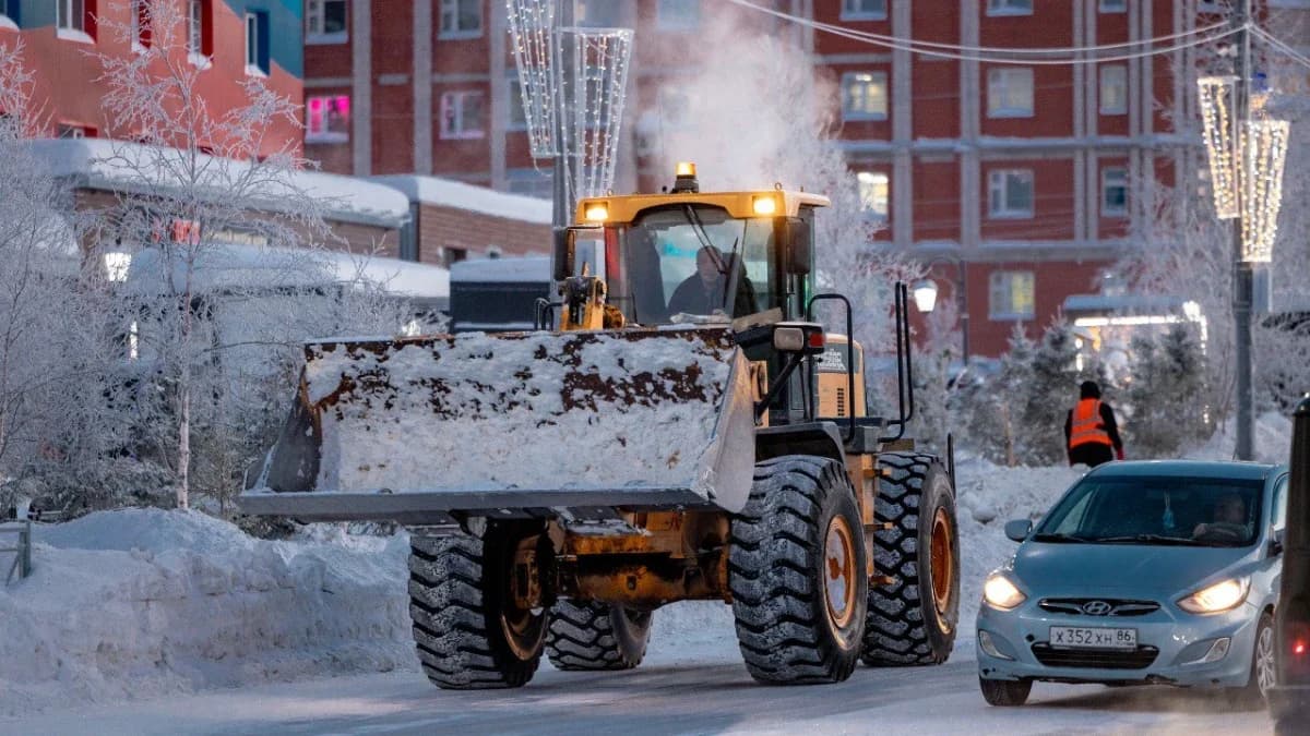 Из Салехарда с начала года вывезли 137 кубометров снега