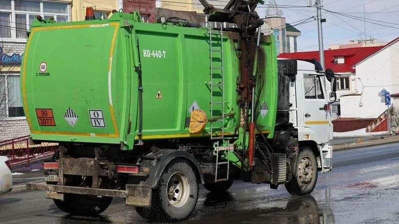 В Салехарде жители устроили свалку под окнами дома
