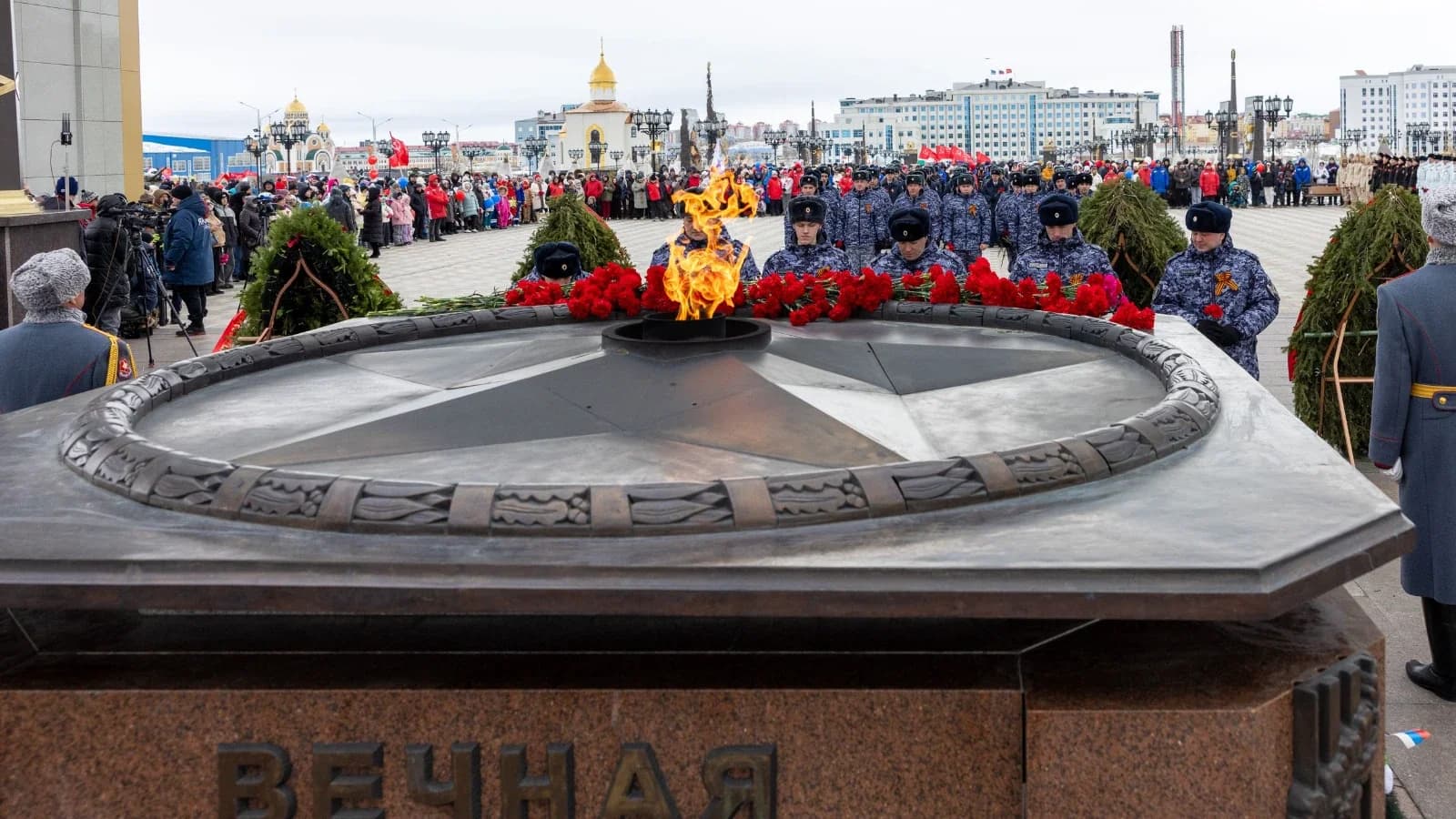 В Салехарде перенесут Вечный огонь и откроют торговые точки: Титовский доложил Артюхову о развитии города