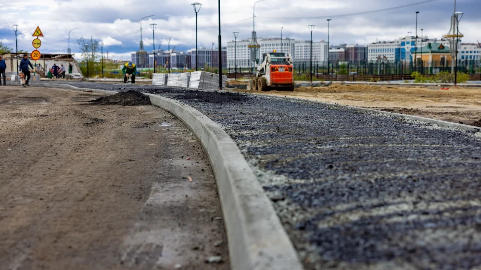 В Салехарде ищут подрядчика для ремонта трех участков дороги на улице Республики
