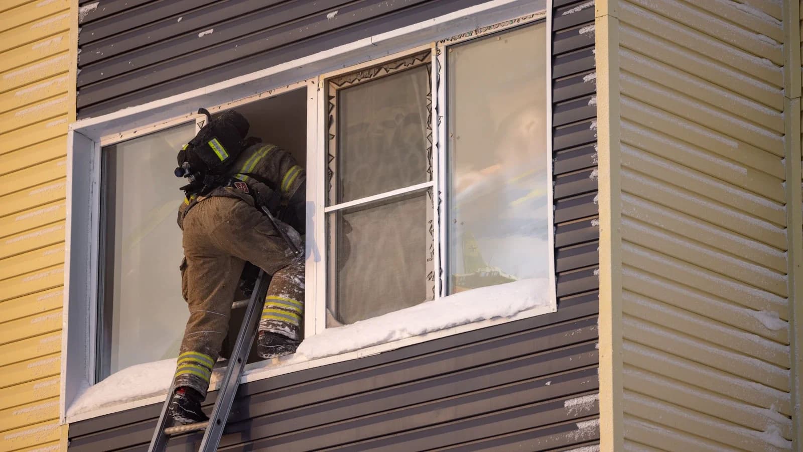 В Салехарде при пожаре в частном доме пострадал человек