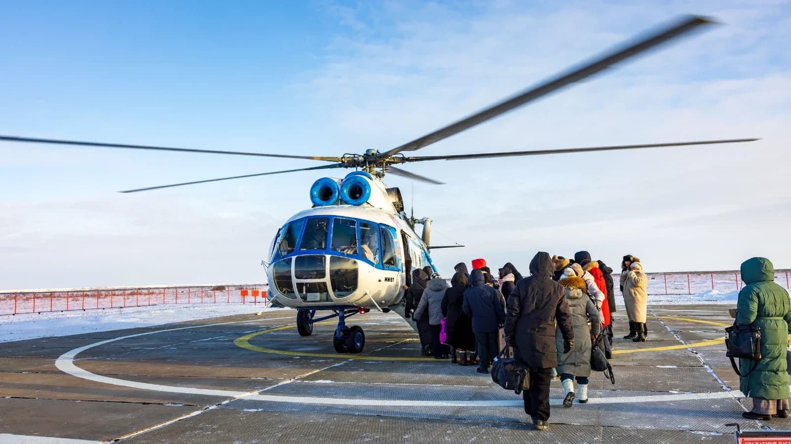 В аэропорту Салехарда задержали вылет вертолета в Ямальский район