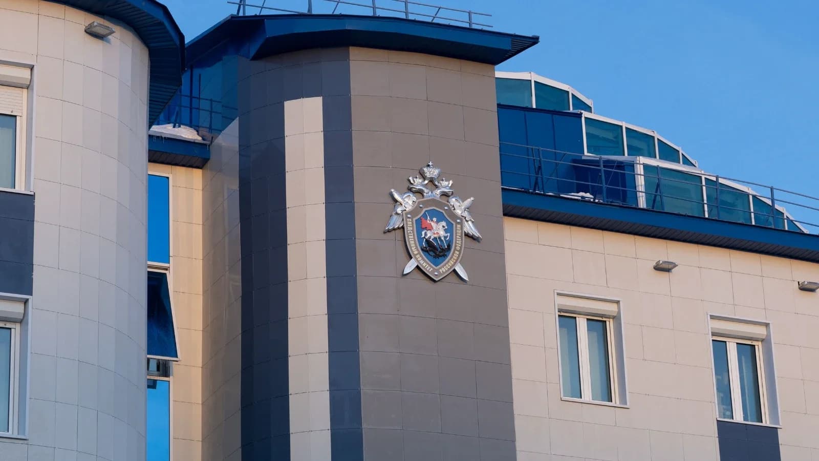 Вешние воды подтапливают жилой дом в Салехарде