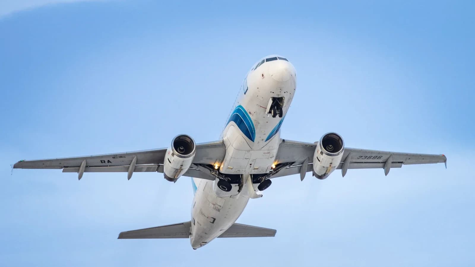 Жители Салехарда сутки добирались до Сочи на самолете