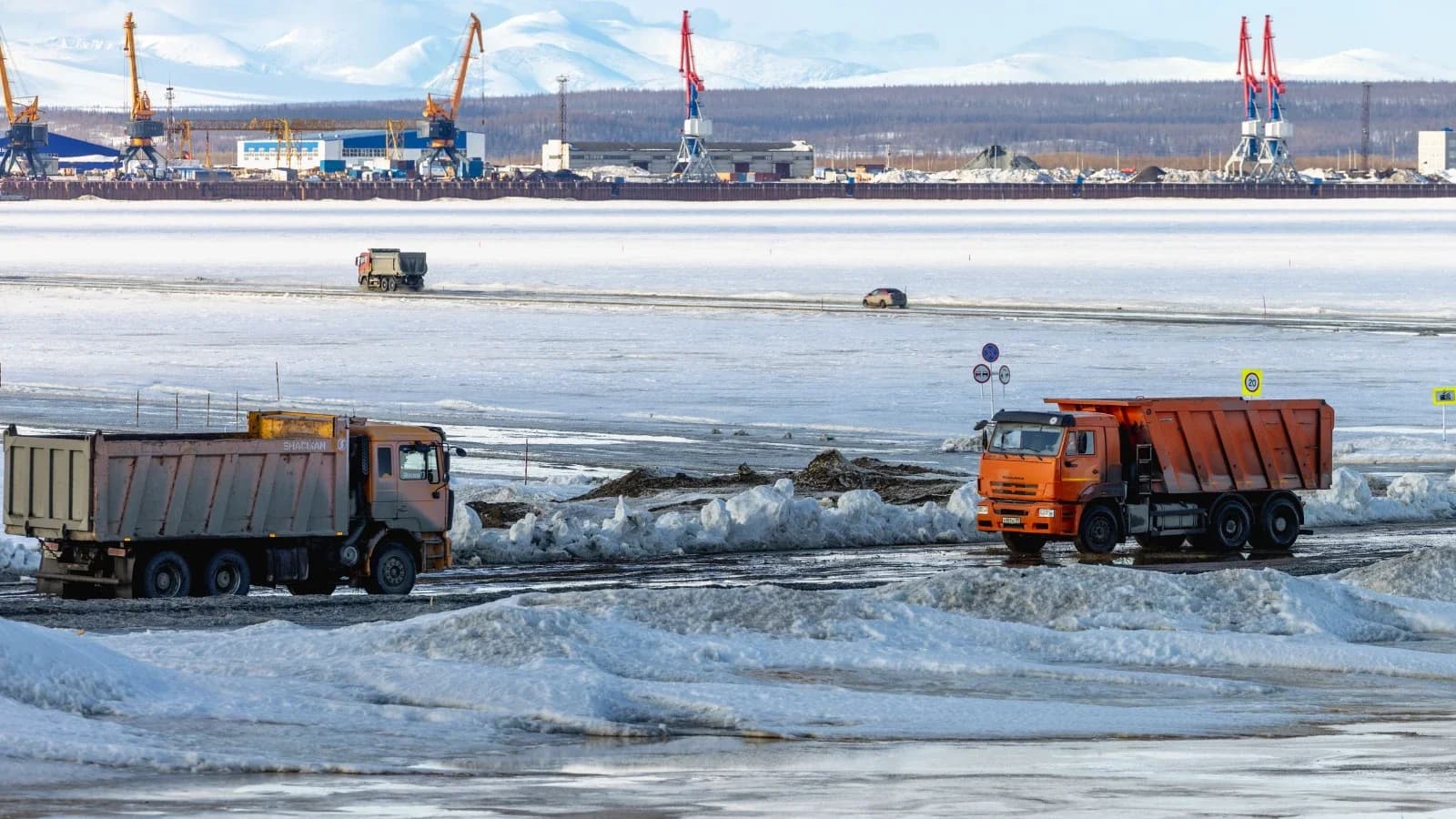 На переправу Салехард — Лабытнанги из-за морозов пустили тяжелую технику
