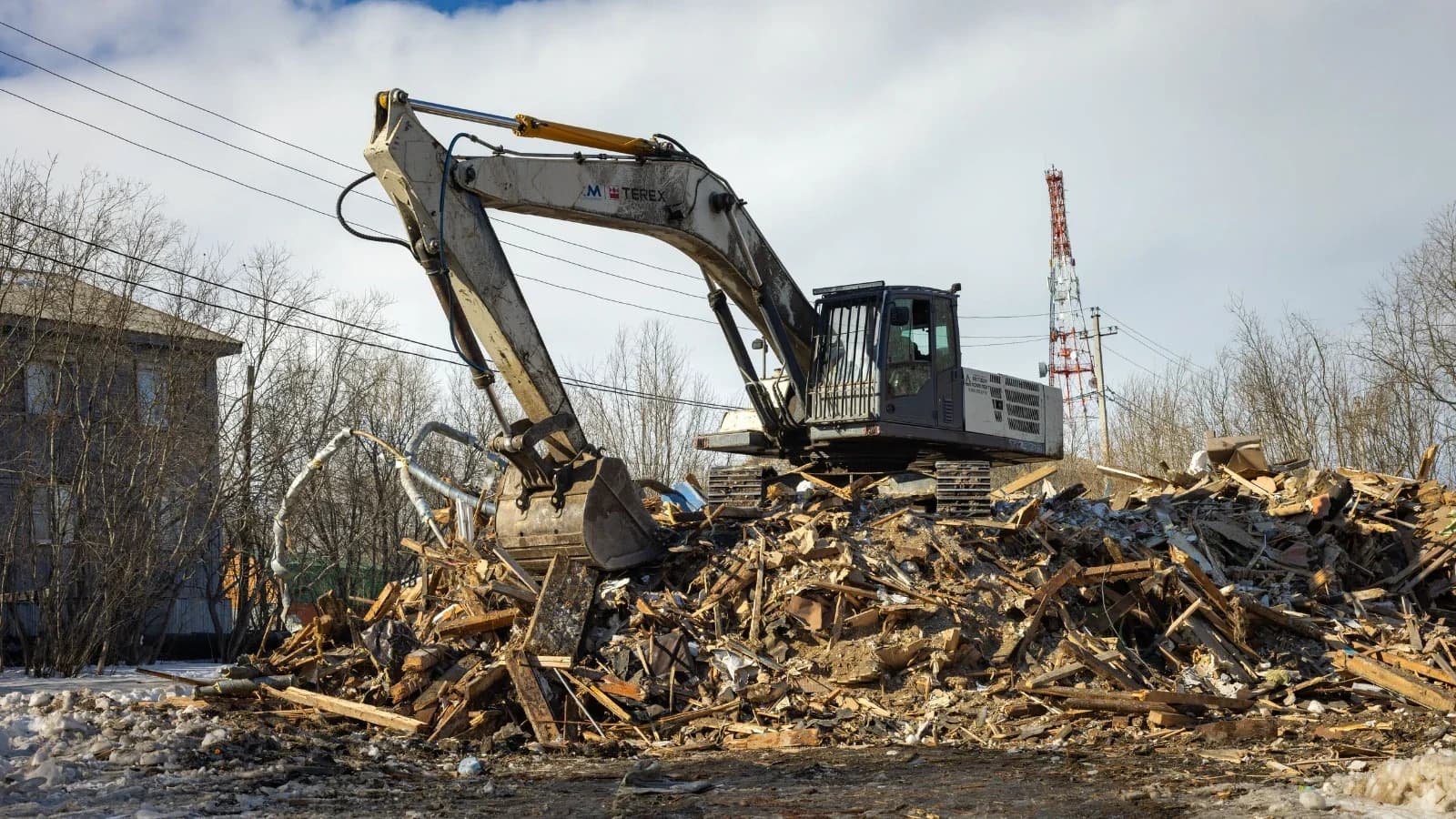 В Салехарде снесут пострадавший от пожара дом