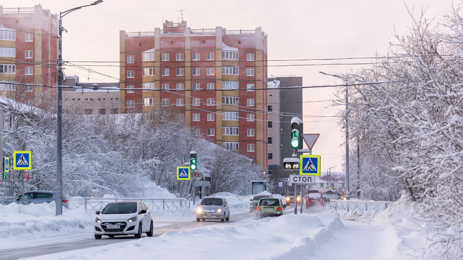 В Салехарде строители утеплят фасад в доме по Ямальской
