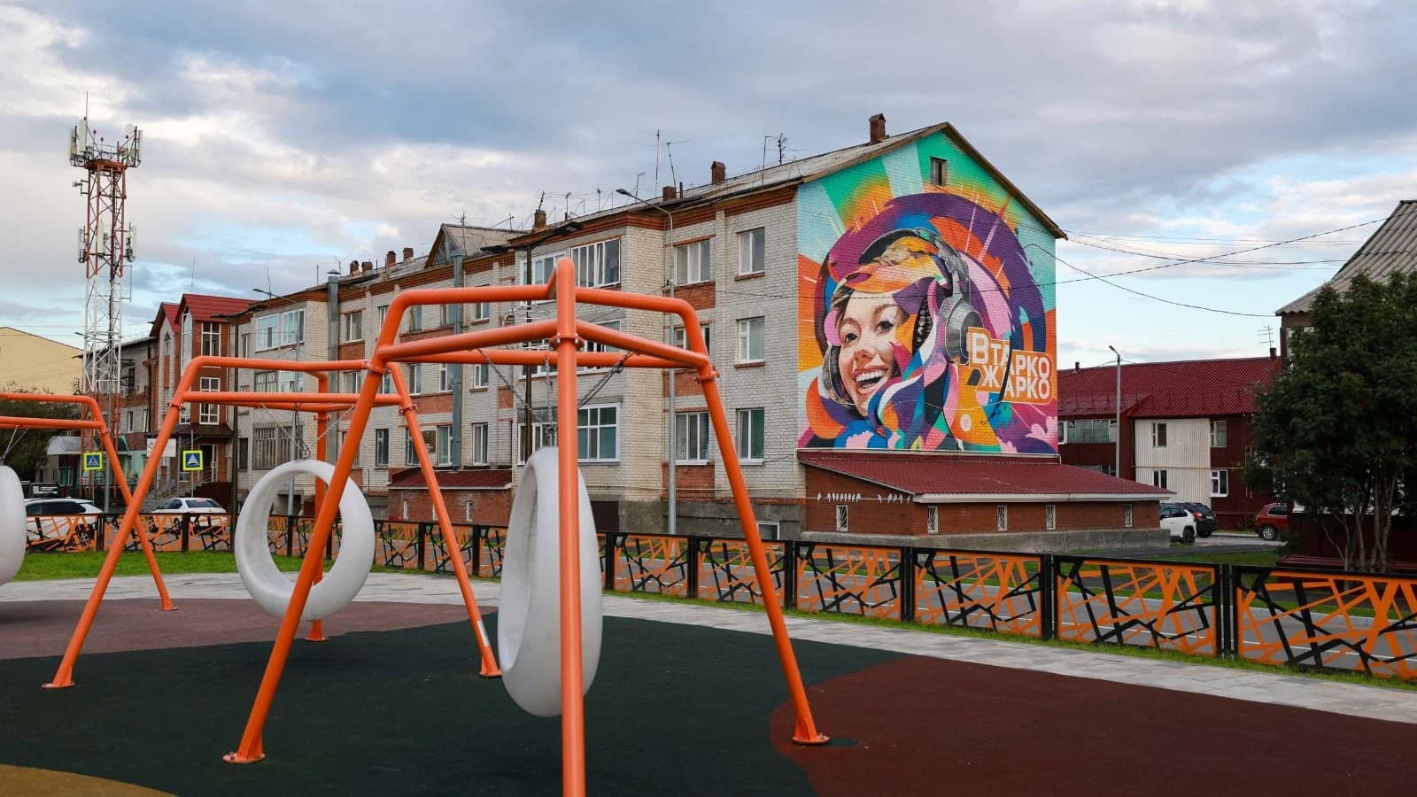 Несовершеннолетние вандалы разгромили детскую площадку в Салехарде