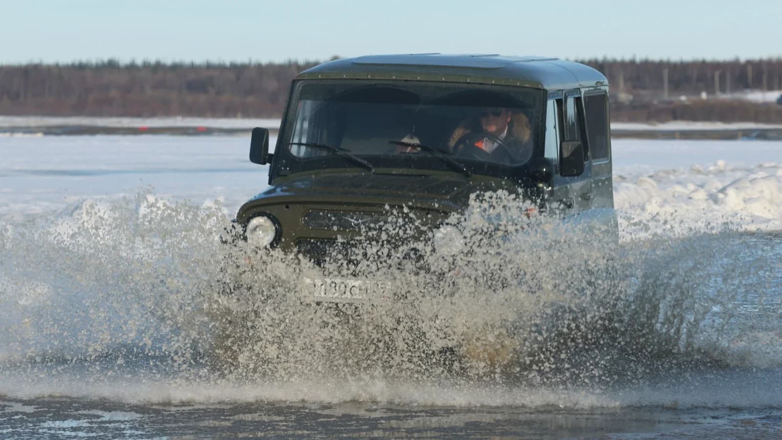 Сквозь лужи по снежной каше: последний день работы переправы в ЯНАО. Фото
