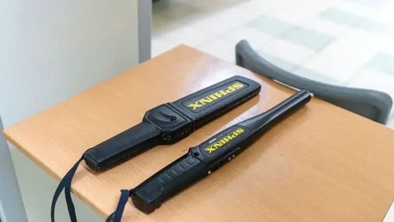 В Салехарде два охранника пресекли пронос посторонних предметов в школы
