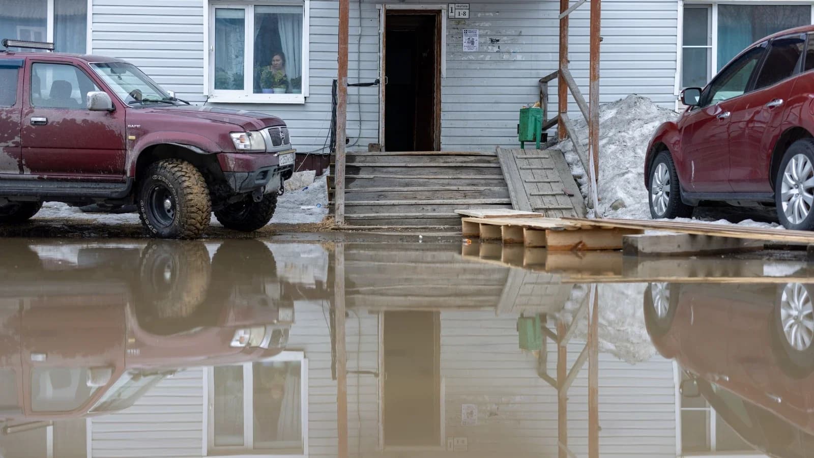 Власти Салехарда решили проблему с подтоплением дворов