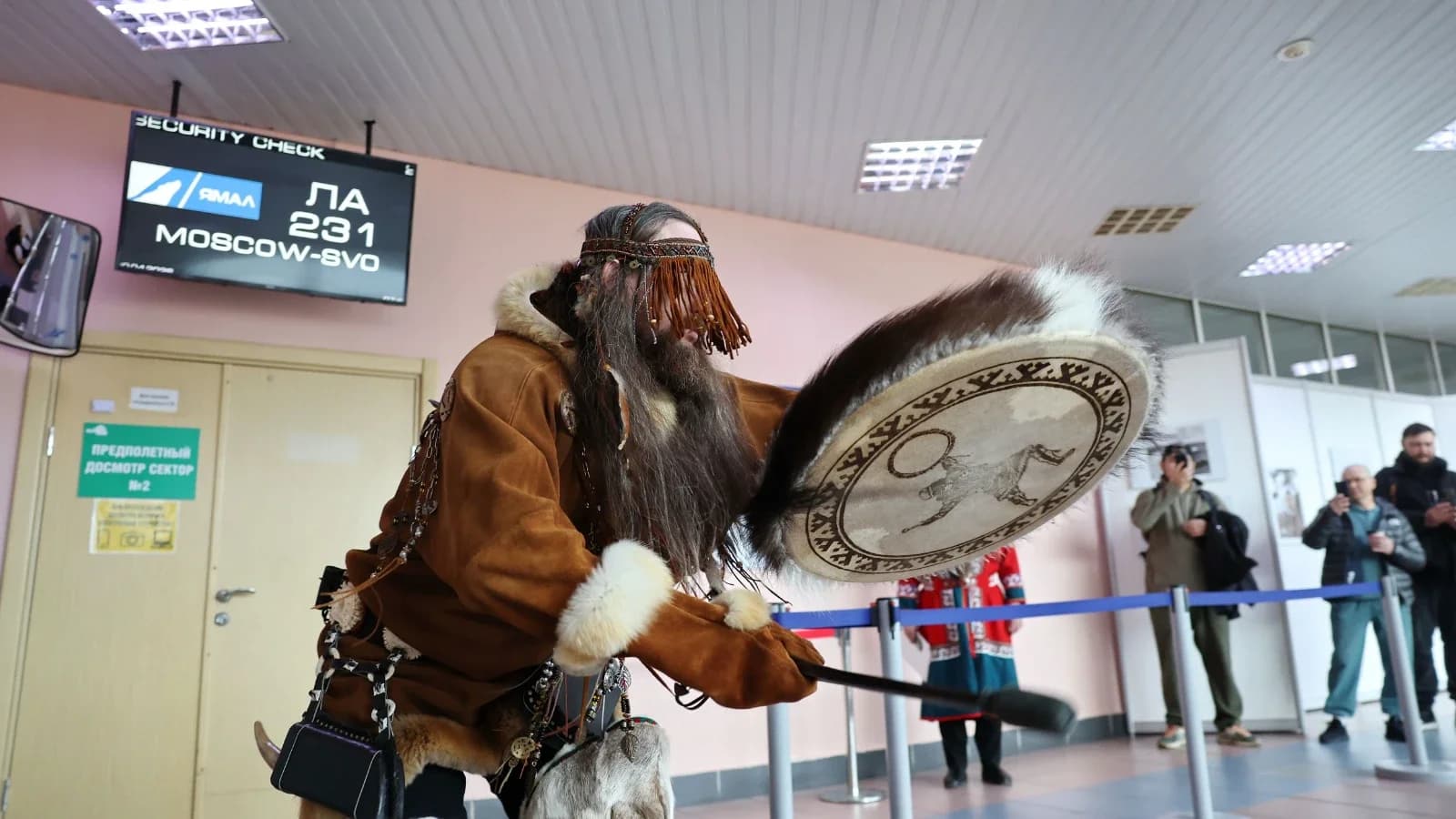 Бубен шамана и детские рисунки в воздухе: День КМНС отметили в аэропорту Салехарда. Фото