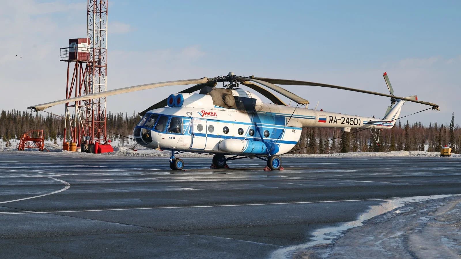 Дорожники прокомментировали замену водного маршрута из Салехарда на вертолетный