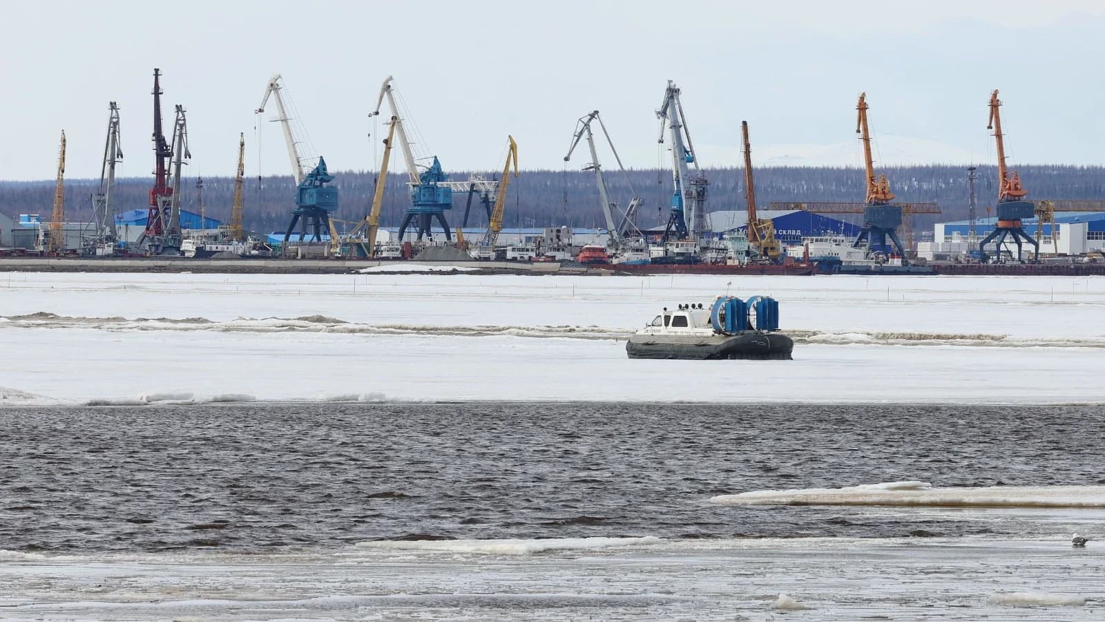 «Подушки» выйдут на переправу Салехард — Лабытнанги 14 мая