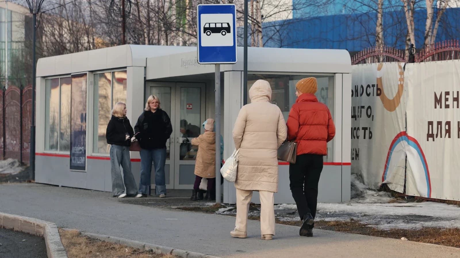 Теплые остановки в Салехарде закрыли до осени
