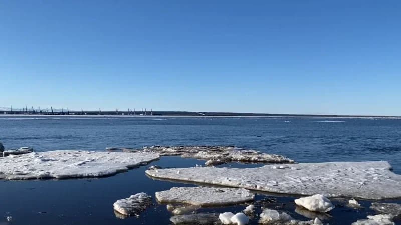 В Салехарде встречают ледоход. Фото