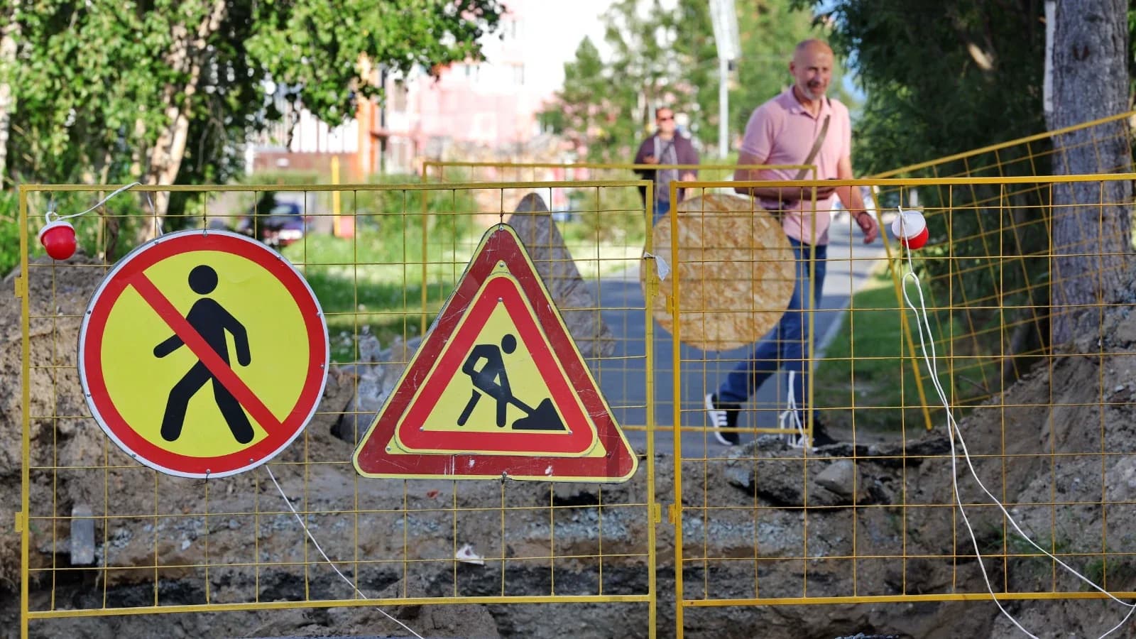 В Салехарде на месяц закрыли проход по тротуару в центре города