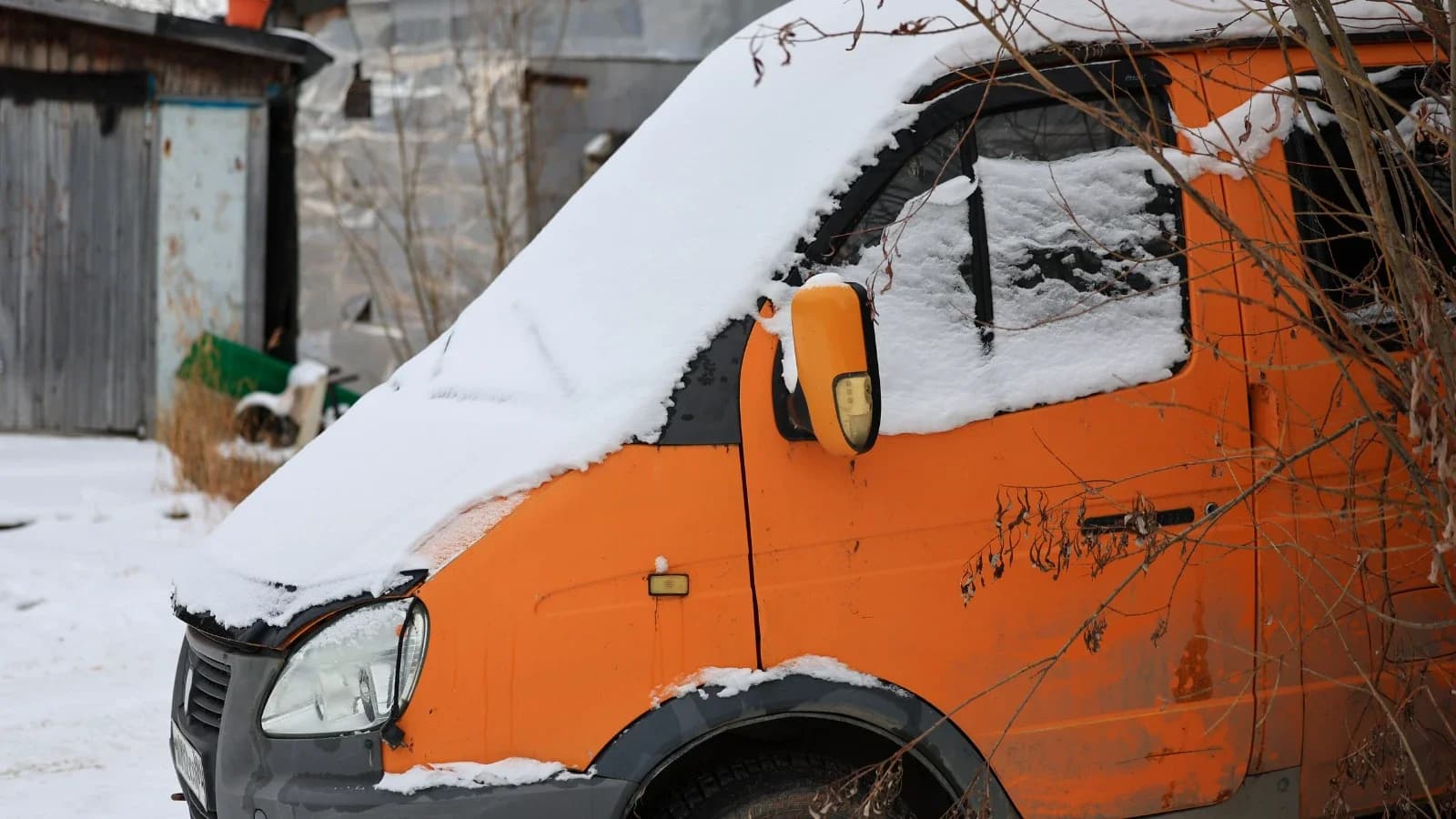 В Салехарде парковка у магазина стала кладбищем брошенных авто